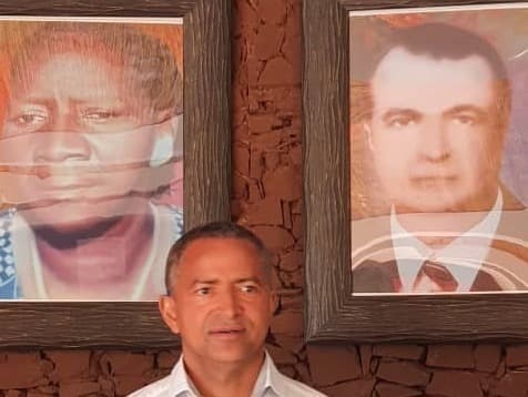Moise Katumbi con las fotografías de sus padres.