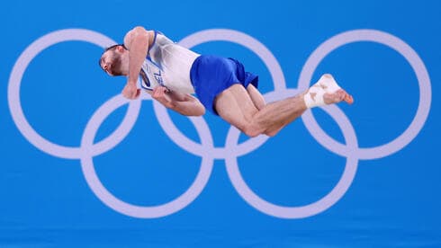 Artem Dolgopyat realiza su rutina ganadora de la medalla de oro en los Juegos de Tokio el domingo. (Reuters) Artem Dolgopyat realiza su rutina ganadora de la medalla de oro en los Juegos de Tokio el domingo.