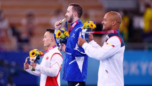 Artem Dolgopyat venció al español Rayderley Miguel Zapata y al chino Xiao Ruoteng, plata y bronce respectivamente. (Reuters) Artem Dolgopyat venció al español Rayderley Miguel Zapata y al chino Xiao Ruoteng, plata y bronce respectivamente.
