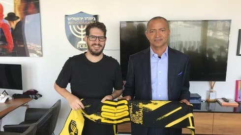 Moise Katumbi con el presidente del equipo israelí, Beitar Jerusalem.
