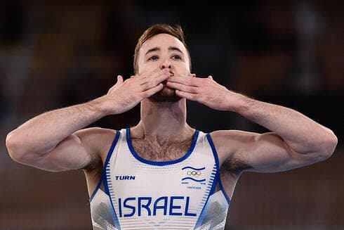 Artem Dolgopyat celebra tras su victoria en Tokio. 