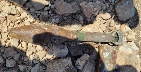 Uno de los dos cartuchos de bazooka sin explotar descubiertos en la Colina de las Municiones. (Policía de Israel.) Uno de los dos cartuchos de bazooka sin explotar descubiertos en la Colina de las Municiones.
