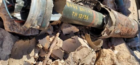 Uno de los dos cartuchos de bazooka sin explotar descubiertos en la Colina de las Municiones. (Policía de Israel) Uno de los dos cartuchos de bazooka sin explotar descubiertos en la Colina de las Municiones.