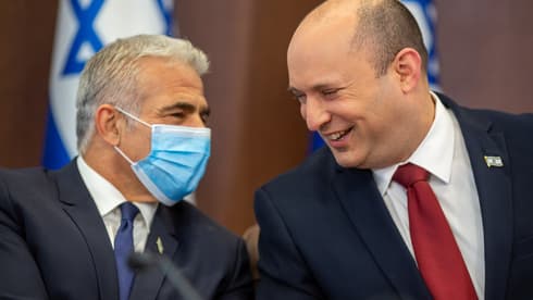 Decisión consensuada entre el canciller Yair Lapid y el primer ministro Naftalí Bennett. (Emil Selman) El primer ministro Naftalí Bennett (derecha) y el ministro de Relaciones Exteriores, Yair Lapid, durante la reunión de gabinete.