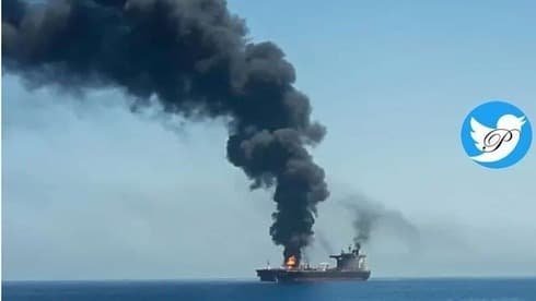 Una columna de humo asciende desde el buque atacado con drones frente a la costa de Omán. Una columna de humo asciende desde el buque atacado supuestamente por Irán frente a la costa de Omán.