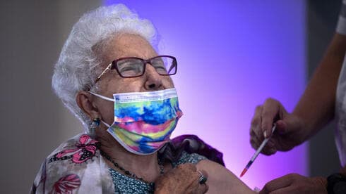 Al igual que Israel, en Gran Bretaña también aplicarán una tercera dosis de la vacuna contra el coronavirus. (AP) Vacuna