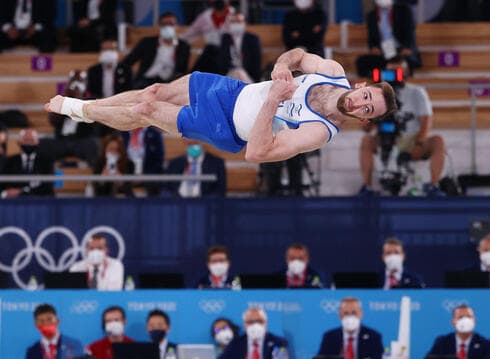 Dolgopyat en el aire durante su actuación en Tokio 2020. 
