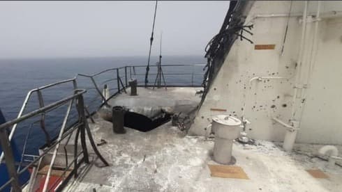 Destrozos en el barco Mercer Street tras el ataque del viernes.