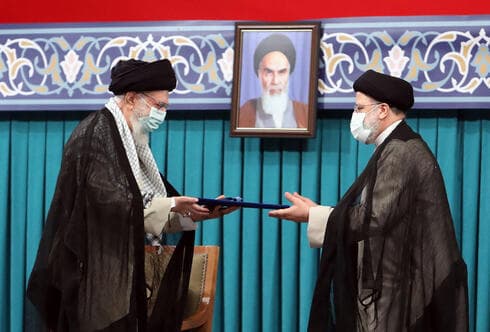 El líder supremo iraní, Alí Jamenei (izquierda), entrega el precepto presidencial al nuevo presidente de Irán, Ebrahim Raisi. (EPA) El líder supremo iraní, Alí Jamenei (izquierda), entrega el precepto presidencial al nuevo presidente de Irán, Ebrahim Raisi.