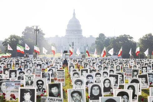 Una exposición fotográfica creada por la Organización de Comunidades Iraníes Estadounidenses (OIAC), que busca el enjuiciamiento del presidente de Irán, Ebrahim Raisi, por crímenes de lesa humanidad, frente al Capitolio de los Estados Unidos en Washington. (EPA) Una exposición fotográfica creada por la Organización de Comunidades Iraníes Estadounidenses (OIAC), que 'busca el enjuiciamiento' del presidente de Irán, Ebrahim Raisi, 'por crímenes de lesa humanidad', frente al Capitolio de los Estados Unidos en Washington.