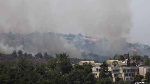 Fuego en el moshav Shoresh, cerca de Jerusalem.