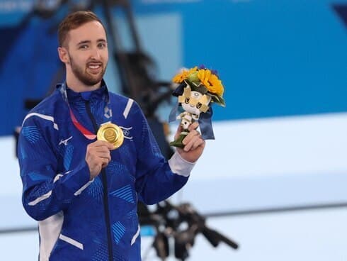 Dolgopyat exhibe su medalla de oro. 