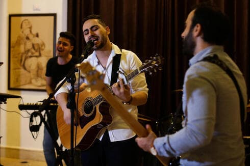 Raji El-Jaru canta y toca la guitarra durante un ensayo de su banda Osprey V en la ciudad de Gaza. (Reuters) Raji El-Jaru canta y toca la guitarra durante un ensayo de su banda Osprey V en la ciudad de Gaza.