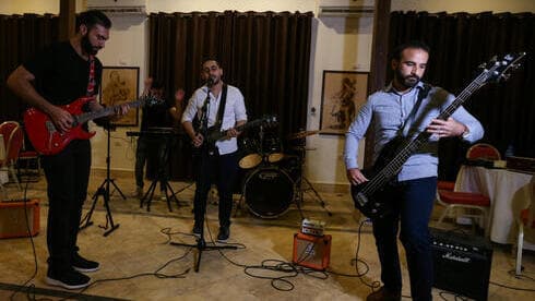 Raji El-Jaru canta y toca la guitarra durante un ensayo de su banda Osprey V en la ciudad de Gaza. 