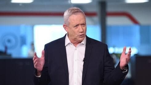 El ministro de Defensa, Benny Gantz, durante una entrevista en los estudios de Ynet. 