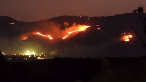 Incendio provocado por los ataques con cohetes perpetrados ayer desde el Líbano.