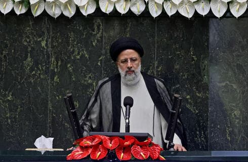 El flamante presidente de Irán, Ebrahim Raisi, habla ante el Parlamento en la ceremonia de jura del cargo. 