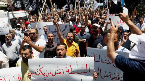 Palestinos que protestan en Ramallah tras la muerte de Nizar Ranat bajo custodia de la Autoridad Palestina, junio de 2021. 