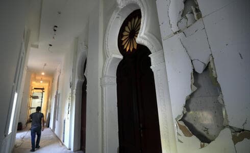 Un trabajador camina por un pasillo del Museo Sursock. 