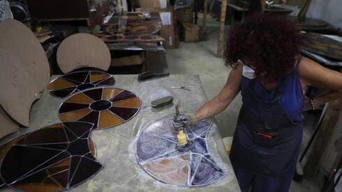 La artista Maya Hussaini trabaja para recrear una de las vidrieras del Museo Sursock. 