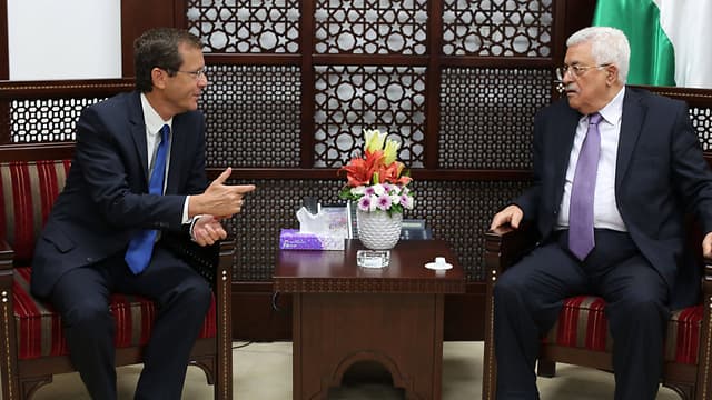 El entonces líder de la oposición Isaac Herzog, actual jefe de Estado, se reunió con el presidente palestino Mahmoud Abbas en 2015. 
