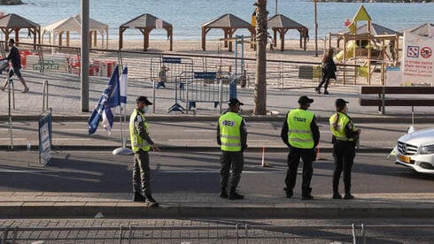 Policías controlan el cumplimiento de las directivas sanitarias en Tel Aviv a principios del 2021. (EPA) Policías controlan el cumplimiento de las directivas sanitarias en Tel Aviv a principios del 2021.