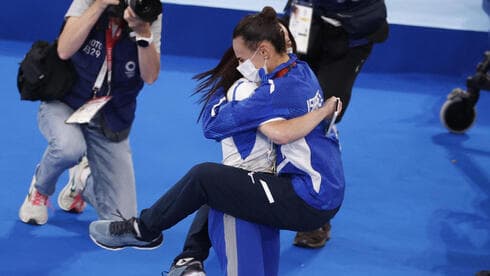 Linoy Ashram festeja tras la victoria junto a su entrenadora. 
