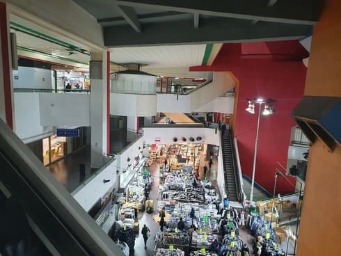 La Estación Central de Tel Aviv de siete pisos incluye un centro comercial. (Assaf Zagrizak) Estación Central Tel Aviv