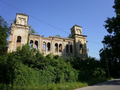 El antiguo santuario de la sinagoga central de Vidin, construido en 1894, está hoy en ruinas y le falta el techo. (Google) El antiguo santuario de la sinagoga central de Vidin, construido en 1894, está hoy en ruinas y le falta el techo.