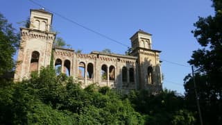 El antiguo santuario de la sinagoga central de Vidin, construido en 1894, está hoy en ruinas y le falta el techo.