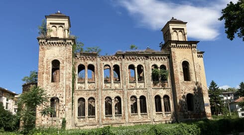 El exterior de la sinagoga de Vidin presenta los contornos de las ventanas en forma de los Diez Mandamientos. Fue diseñada por el famoso arquitecto austriaco Friedrich Grünanger. (Jonah Goldman Kay) El exterior de la sinagoga de Vidin presenta los contornos de las ventanas en forma de los Diez Mandamientos. Fue diseñada por el famoso arquitecto austriaco Friedrich Grünanger.