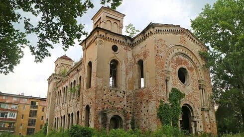 El antiguo santuario de la sinagoga central de Vidin, construido en 1894, está hoy en ruinas y le falta el techo. (Jonah Goldman Kay) El antiguo santuario de la sinagoga central de Vidin, construido en 1894, está hoy en ruinas y le falta el techo.