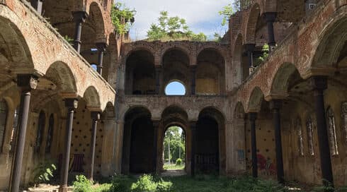 El antiguo santuario de la sinagoga central de Vidin, construido en 1894, está hoy en ruinas y le falta el techo. (Jonah Goldman Kay) El antiguo santuario de la sinagoga central de Vidin, construido en 1894, está hoy en ruinas y le falta el techo.