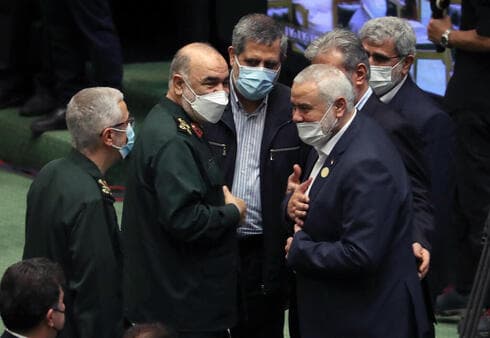 Ismail Haniyeh, líder de Hamás, junto a comandantes de la Guardia Revolucionaria iraní en la asunción de Raisi. (EPA) Ismail Haniyeh, líder de Hamás, junto a comandantes de la Guardia Revolucionaria iraní en la asunción de Raisi.