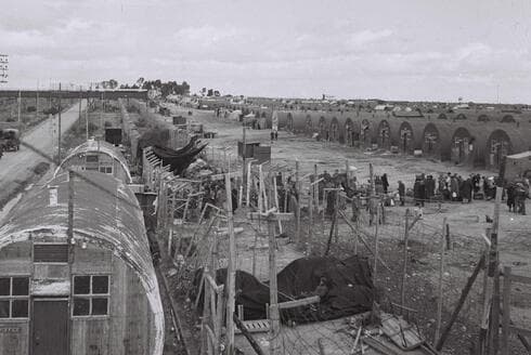 Refugiados judíos que se preparan para abandonar un campamento británico en Chipre, el 10 de febrero de 1949. (AFP ) Refugiados judíos que se preparan para abandonar un campamento británico en Chipre, el 10 de febrero de 1949.