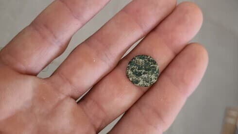 La moneda de 1.500 años encontrada en Korazim. 