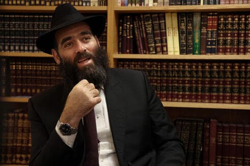 El rabino jefe de Chipre, Arie Zeev Raskin, habla durante una entrevista en una sinagoga en la ciudad portuaria chipriota de Larnaca. (AFP) El rabino jefe de Chipre, Arie Zeev Raskin, habla durante una entrevista en una sinagoga en la ciudad portuaria chipriota de Larnaca.