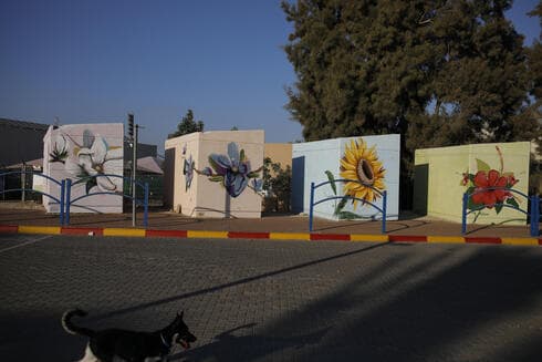 Pequeños refugios antiaéreos de hormigón pintados en colores brillantes para niños que esperan su autobús escolar, en Sderot, Israel. 