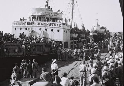 Barco anclado en el puerto de Haifa antes de ser deportado a Chipre, el 30 de octubre de 1947. (AFP ) Barco anclado en el puerto de Haifa antes de ser deportado a Chipre, el 30 de octubre de 1947.