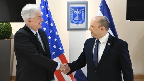 El primer ministro Naftalí Bennett y el director de la CIA, William Burns, en Jerusalem. (Oficina de Prensa del Gobierno de Israel) El primer ministro Naftalí Bennett y el director de la CIA, William Burns, en Jerusalem.