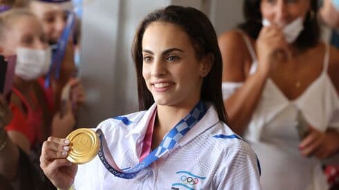 Linoy Ashram muestra su medalla de oro a su regreso a Israel. 