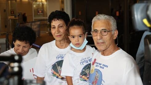Los abuelos de Linoy Ashram esperan su llegada en el aeropuerto Ben-Gurion. (Motti Kimchi) Los abuelos de Linoy Ashram esperan su llegada en el aeropuerto Ben-Gurion.