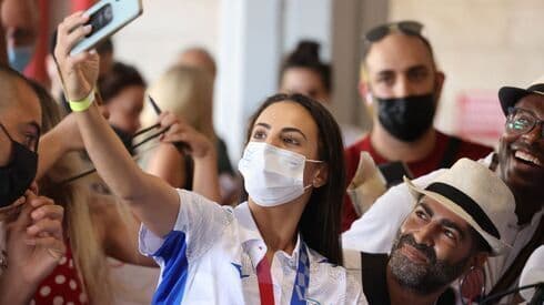 Linoy Ashram junto a los seguidores que la esperaban en el aeropuerto Ben Gurion. 