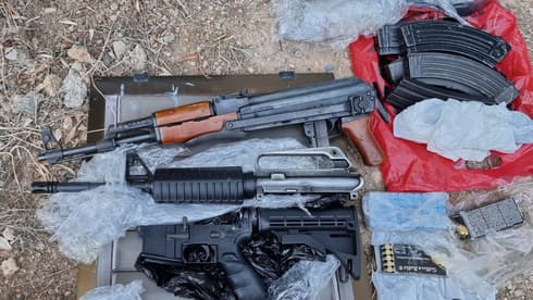 Cuatro rifles y cuatro pistolas escondidos en la vivienda de una mujer de 75 años. (Policía de Israel) Armas