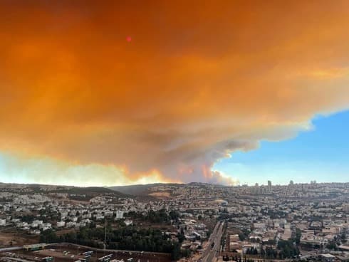 Una nube de humo asciende desde el incendio forestal cerca de Jerusalem. 