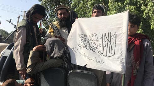 Fuerzas del Talibán después de tomar el control de Jalalabad.