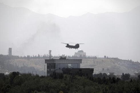Un helicóptero militar de Estados Unidos vuela sobre la embajada estadounidense en Kabul el domingo. (Rahmat Gul/AP) Un helicóptero militar de Estados Unidos vuela sobre la embajada estadounidense en Kabul el domingo.