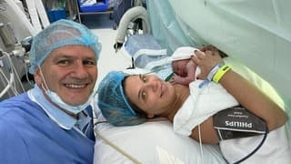 El jefe de la misión israelí en Emiratos, Ilan Sztulman, junto a su esposa Jackie y su hija Maia en el hospital de Dubai donde se llevó a cabo el parto.