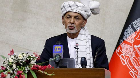 El presidente afgano Ashraf Ghani huyó a Tayikistán. 