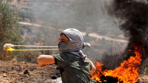 Un manifestante palestino durante una protesta cerca del asentamiento Eviatar a principios de agosto. (AFP) Un manifestante palestino durante una protesta cerca del asentamiento Eviatar a principios de agosto.